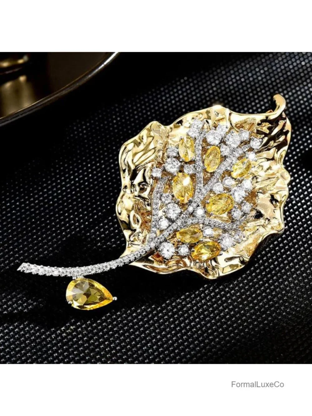 Vintage Pearl Brooch Pin for Women Clothing Dress Elegant Gold Tone Gift